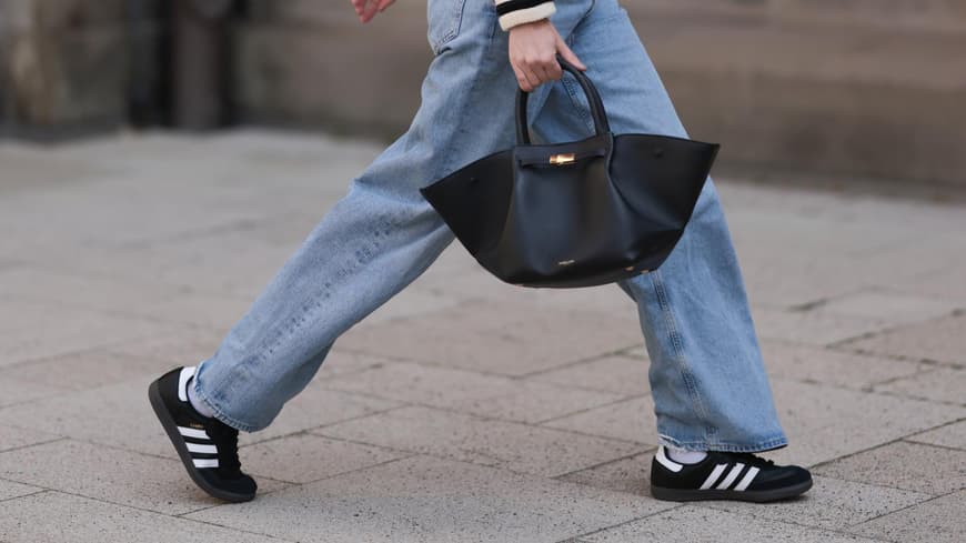 Frau in schwarzen Sneakern