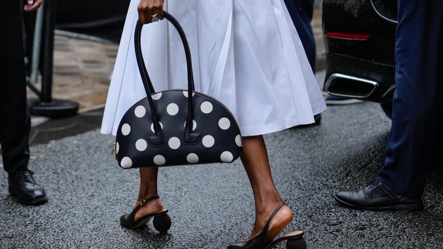 Weißer Rock mit Slingbacks