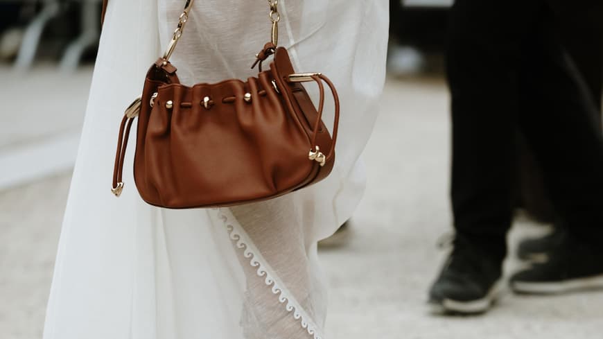 Weißes Kleid mit Handtasche in Cognac