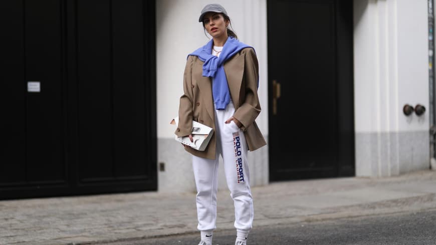 Eine Frau mit Jogginghose und Blazer