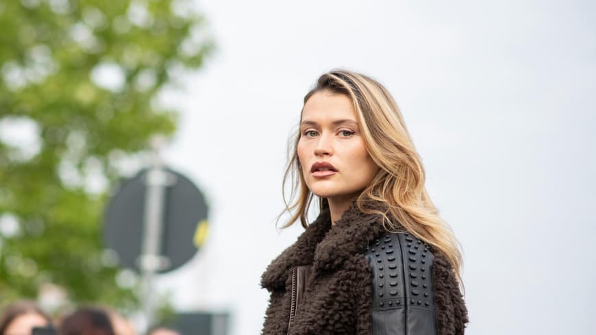 Frau mit Smudged Blonde Haarfarbe