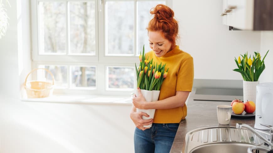 Eine Frau hält Tulpen in der Hand