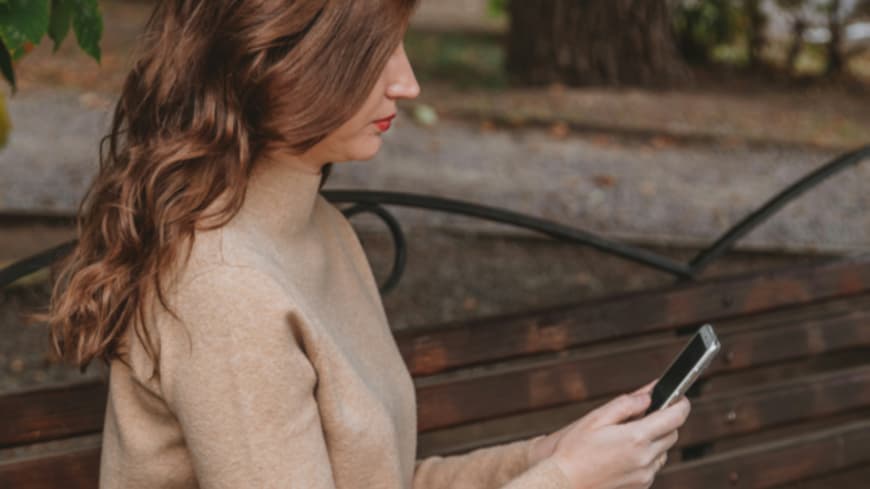 Eine Frau schaut auf ihr Handy