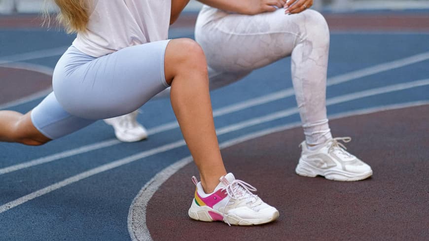 Frauen machen zusammen Sport