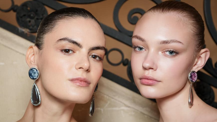 Zwei Models mit reiner Haut