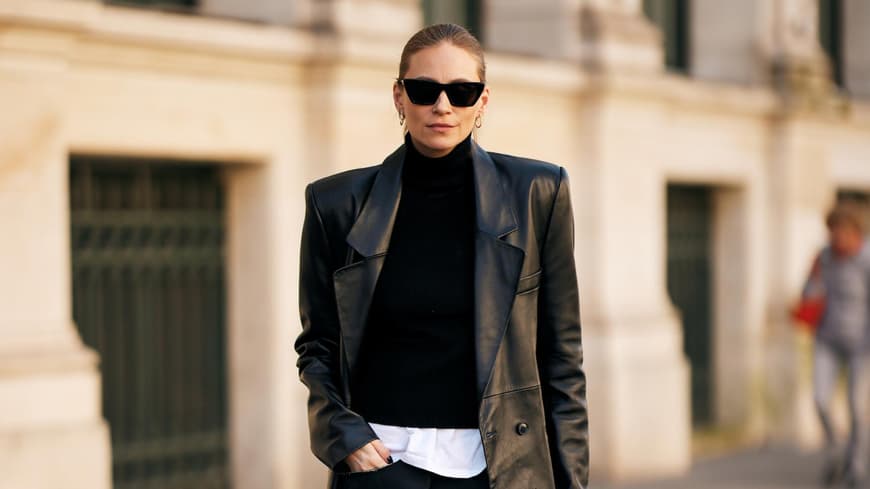 Frau in Ledermantel Streetstyle
