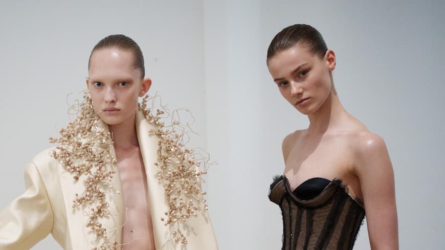 Zwei Models mit reiner Haut