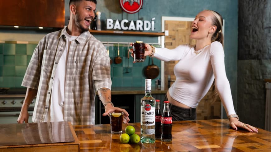 Auf echte Begegnungen: Cheyenne und Nino stoßen mit BACARDÍ & Coke® auf unvergessliche Momente an