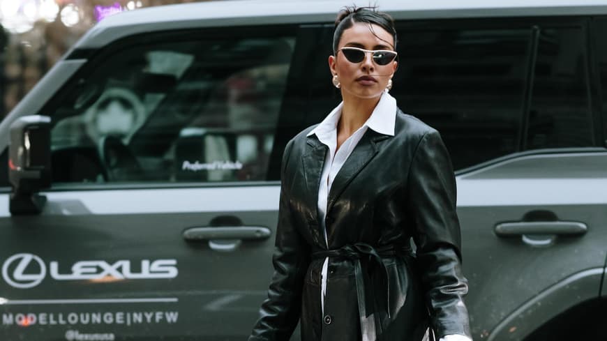 Ledermantel und Hemdbluse Streetstyle