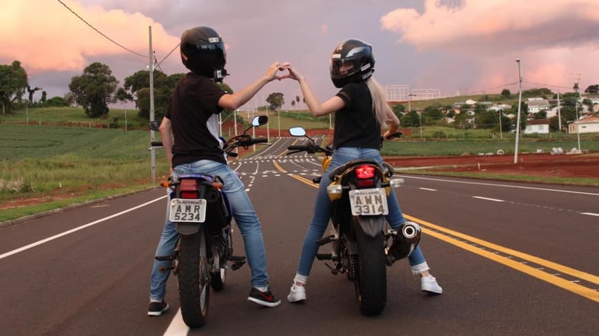 Ein Paar auf Motorrädern