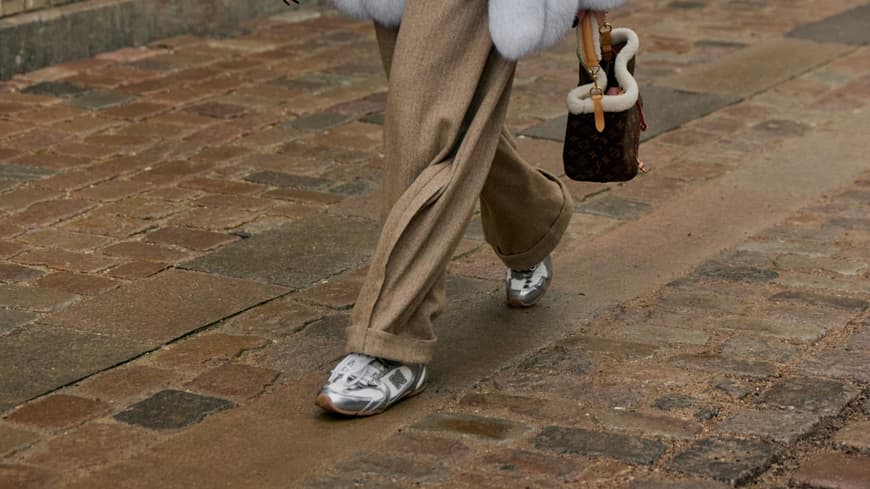 Sneaker in Silber liegen derzeit im Trend