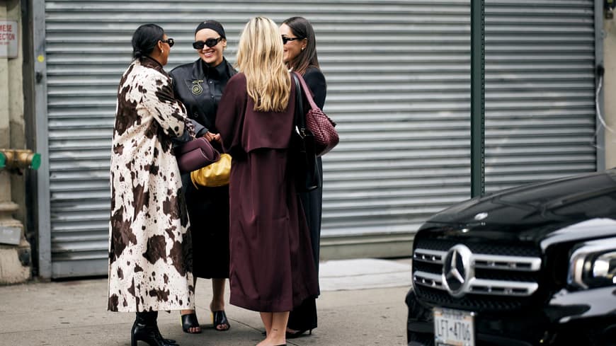 Frauen in stylischen Mänteln