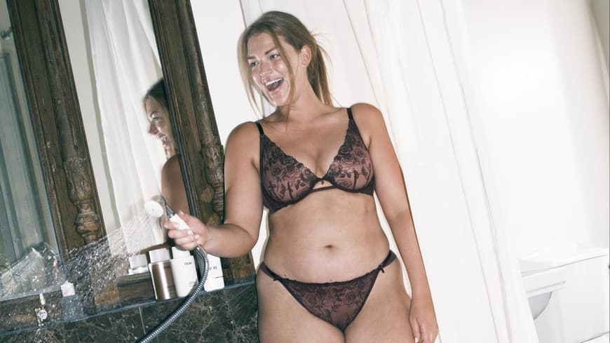 Frau trägt Lingerie in Schwarz