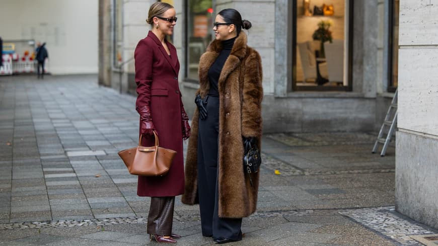 Neben Schwarz! Im Winter 2025 haben Hosen diese Farbe, um im Trend zu liegen