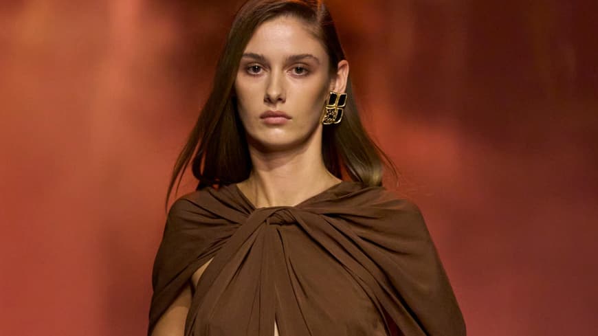 Frau in braunem Kleid