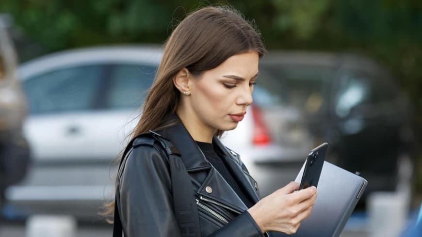 Eine Frau trägt eine Lederjacke in Schwarz