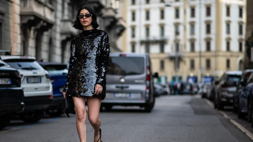 Frau in Paillettenkleid Streetstyle