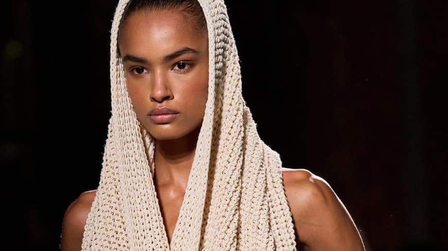 Frau in Strickpullover