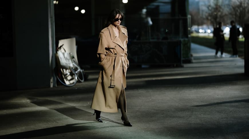 Frau in Trenchcoat Streetstyle