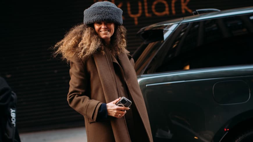 Mantel in Mocha Mousse Streetstyle