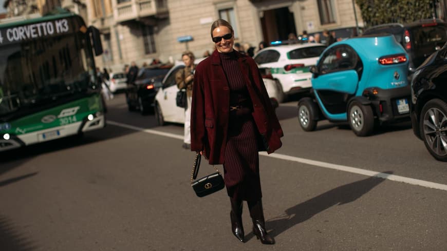 Streetstyle Frau in Strickkleid mit Turtleneck