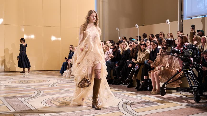 Darum sind Naked Dresses der aufregendste Mode-Trend für die Festzeit 2025 Darum sind Naked Dresses der aufregendste Mode-Trend für die Festzeit 2025