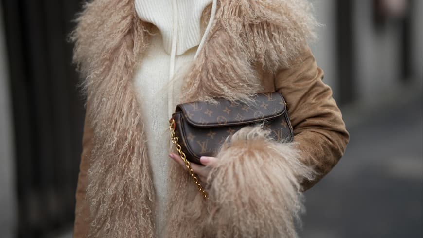 Kein Mantel liegt im Winter 2025/2026 so im Trend wie dieser