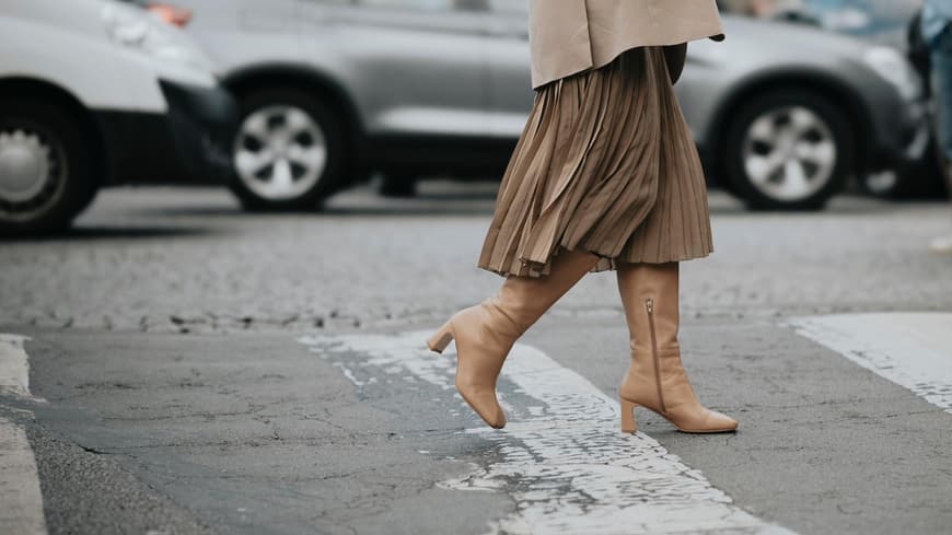 Beigefarbene Stiefel