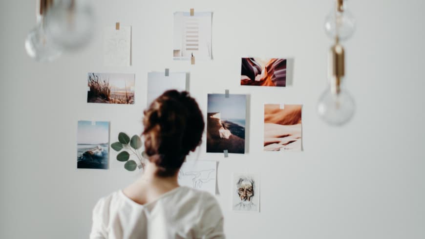 Eine Frau hängt ihre Urlaubsbilder auf