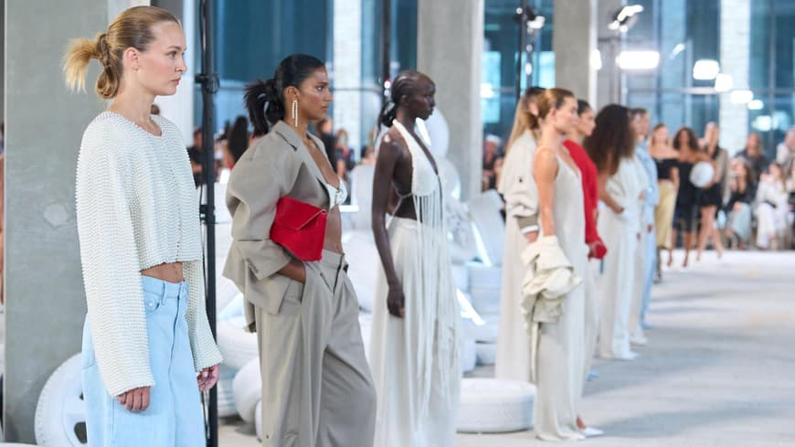 Mode-Trends 2026: Fashion Girls kombinieren im Frühling dieses überraschende Farb-Duo