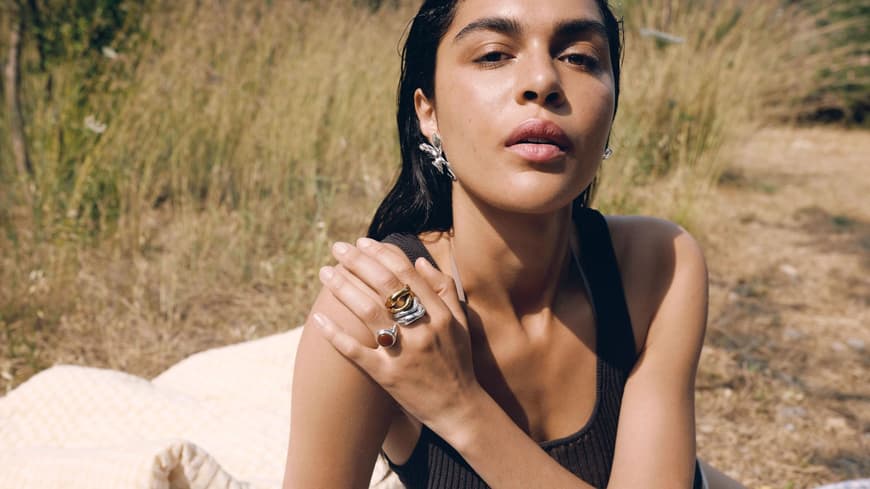 "Unbound Jewellery" ist der Schmuck-Trend, den wir uns für den Frühling 2026 vormerken