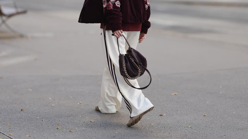 Der cremeweiße Sneaker von Adidas ist 2026 der Liebling stylischer Frauen