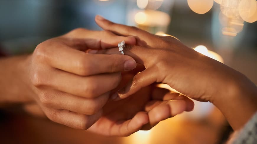 Ein Paar verlobt sich