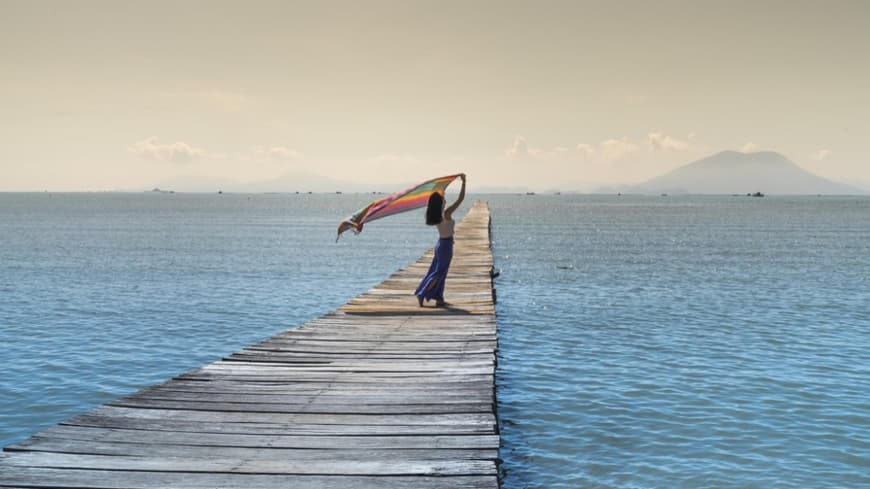 Eine Frau läuft auf einem Steg
