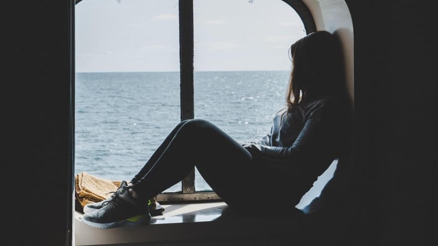 Eine Frau ist auf Kreuzfahrt