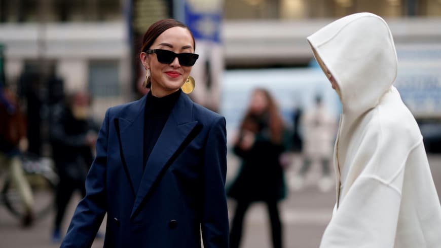 Eine Frau in einem Outfit in Dunkelblau