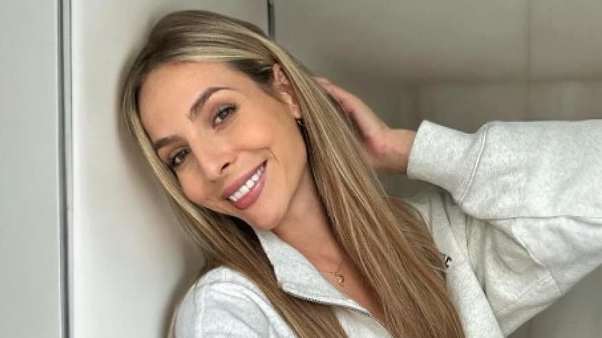 Frau trägt Clip-in Extensions