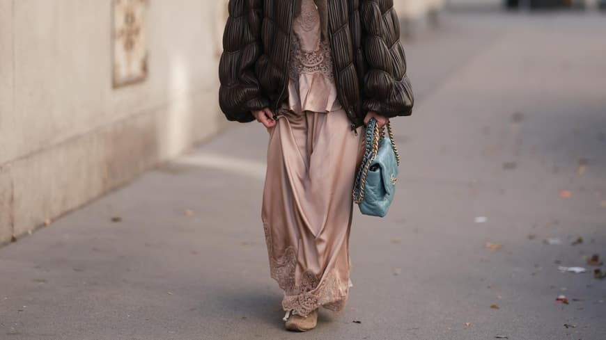 Die Rock-Sneaker-Kombi ist die neue Style-Uniform der Fashion Girls für 2026