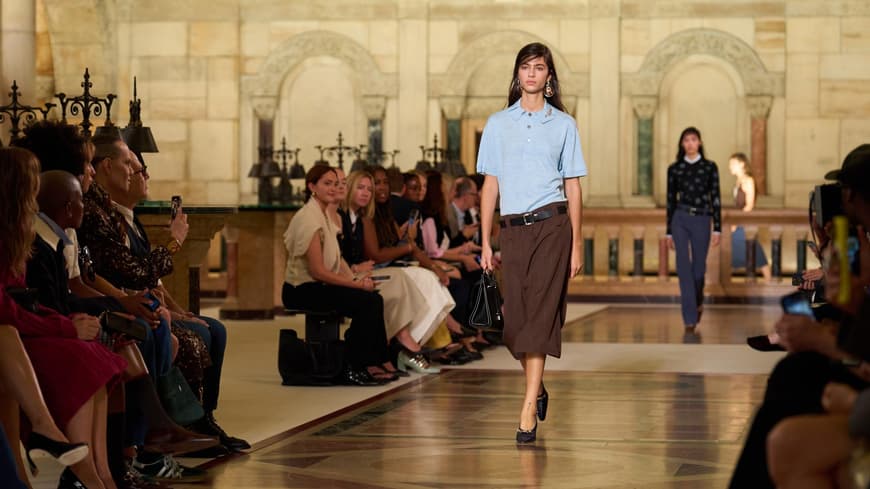 "Librariancore" 2026: 5 Teile, mit denen euch der Bibliothekarinnen-Look im Frühling gelingt