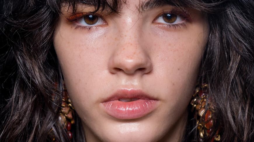 Die besten Fake Freckles gelingen mit dem 3-Euro-Drogerieprodukt – in unter 10 Sekunden