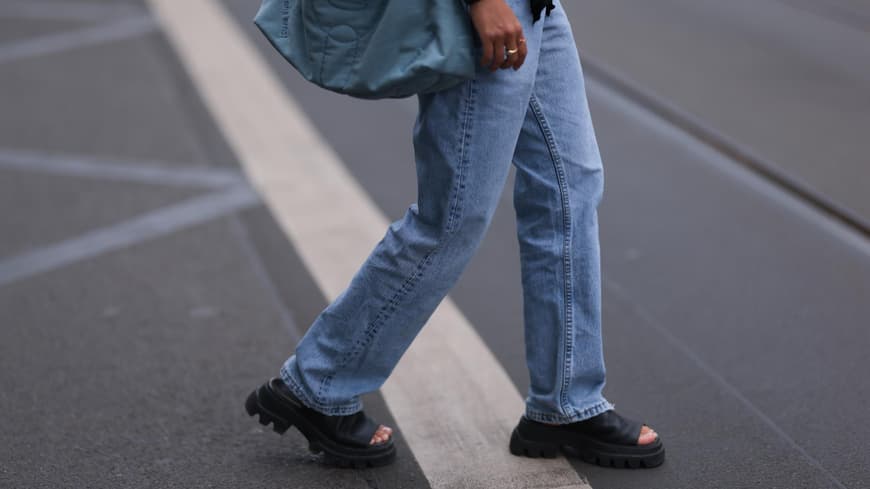 Schuh-Trends 2026: 3 flache Sandalen, die euch optisch lange Beine zaubern