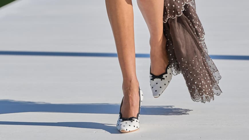 Sandalen, Pumps und Co. tragen im im Sommer 2026 nur in diesem Muster – laut Runway