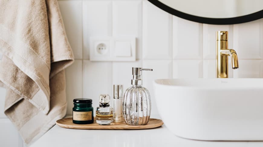 Ein Badezimmer mit stylischen Accessoires