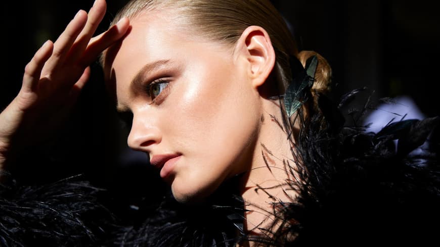 Das neue Bronzing Serum von Dr. Emi lässt die Haut nach Sommer aussehen – ich habe es getestet
