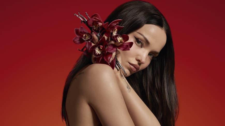 Dove Cameron mit roten Orchideen