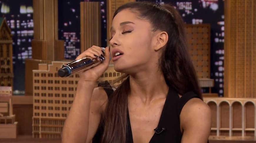 Ariana Grande macht Britney Spears und Christina Aguilera nach!