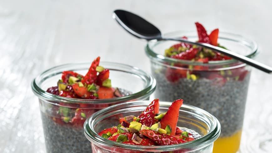 „Vegan to Go": Chia-Vanille-Pudding mit Mangocreme und Erdbeeren