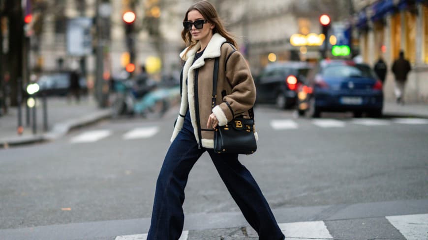 Frau mit brauner Jacke in Lammfelloptik