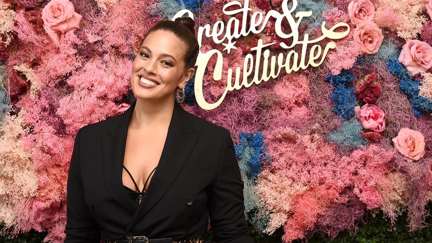 Ashley Graham im schwarzen BH