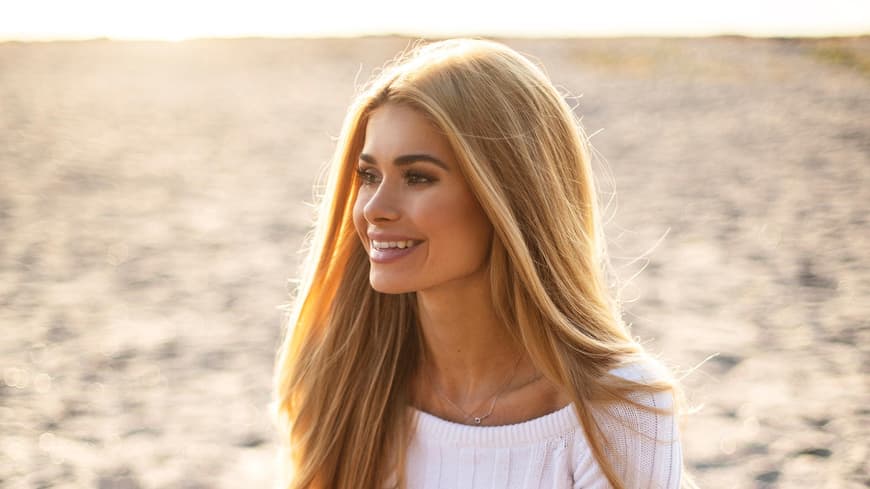 Pamela Reif am Strand